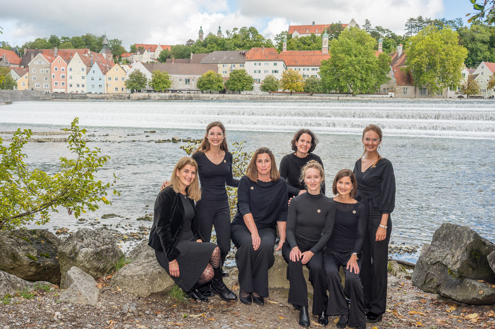 Sechs Sängerinnen von Yuriko vor der Altstadt
